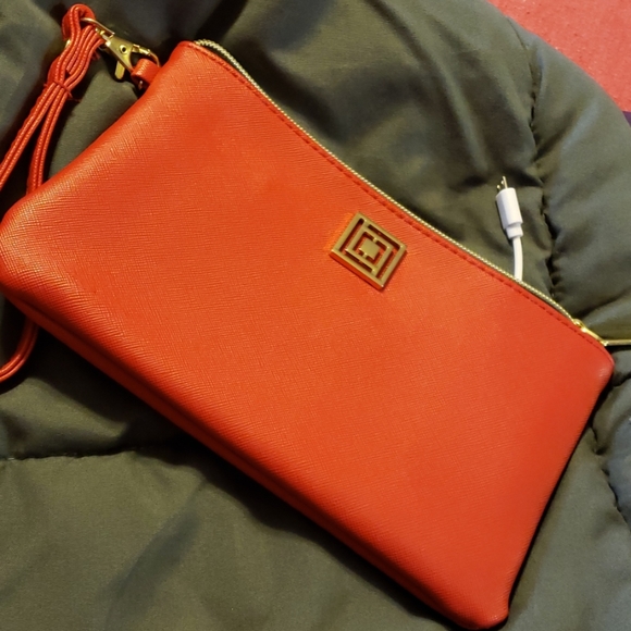 Large wristlet with attached usb charger - Picture 1 of 4